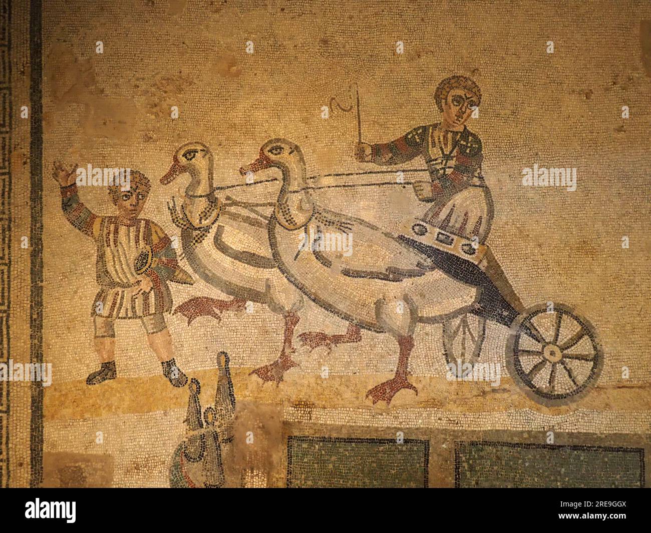 Mosaïque dans le vestibule du petit cirque, Villa Romana del Casale, Sicile, montre une course de chars. Un char est tiré par deux oiseaux géants. Banque D'Images