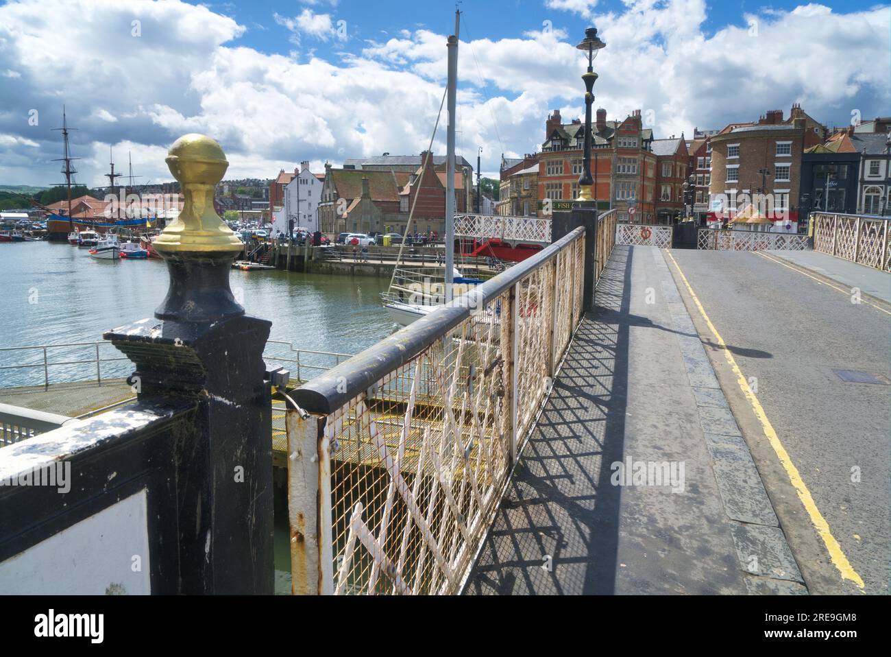 Vue nord-ouest sur le pont tournant historique Whitby sur la rivière Esk. La rivière divise la ville de Whitby en deux. North Youkshire, Royaume-Uni Banque D'Images