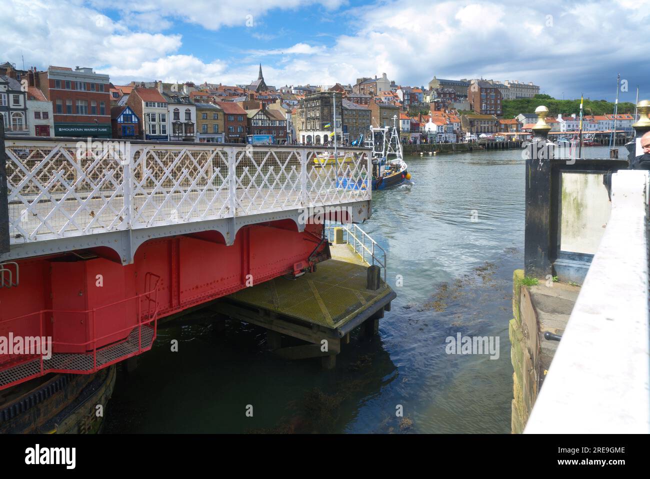 Vue nord-ouest sur le pont tournant historique Whitby sur la rivière Esk. La rivière divise la ville de Whitby en deux. North Youkshire, Royaume-Uni Banque D'Images