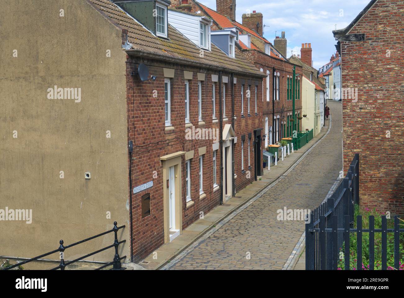 Célèbre et historique Henrietta Street, Whitby, North Yorkshire Coast , Angleterre, Royaume-Uni. Banque D'Images
