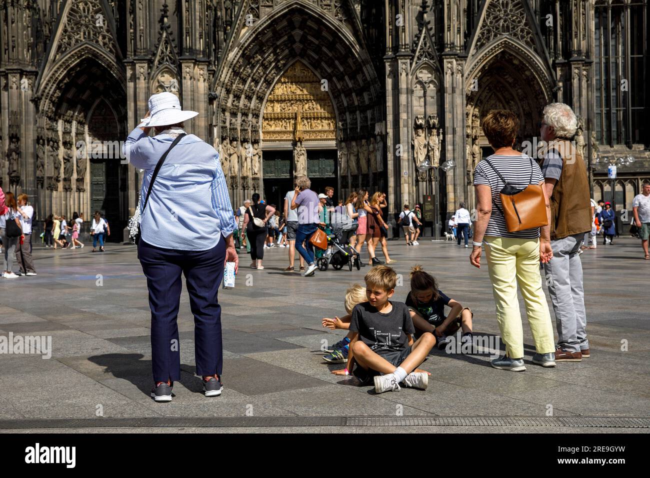 Personnes / touristes en face de la cathédrale, Cologne, Allemagne. Menschen / Touristen auf der Domplatte, Koeln, Deutschland. Banque D'Images