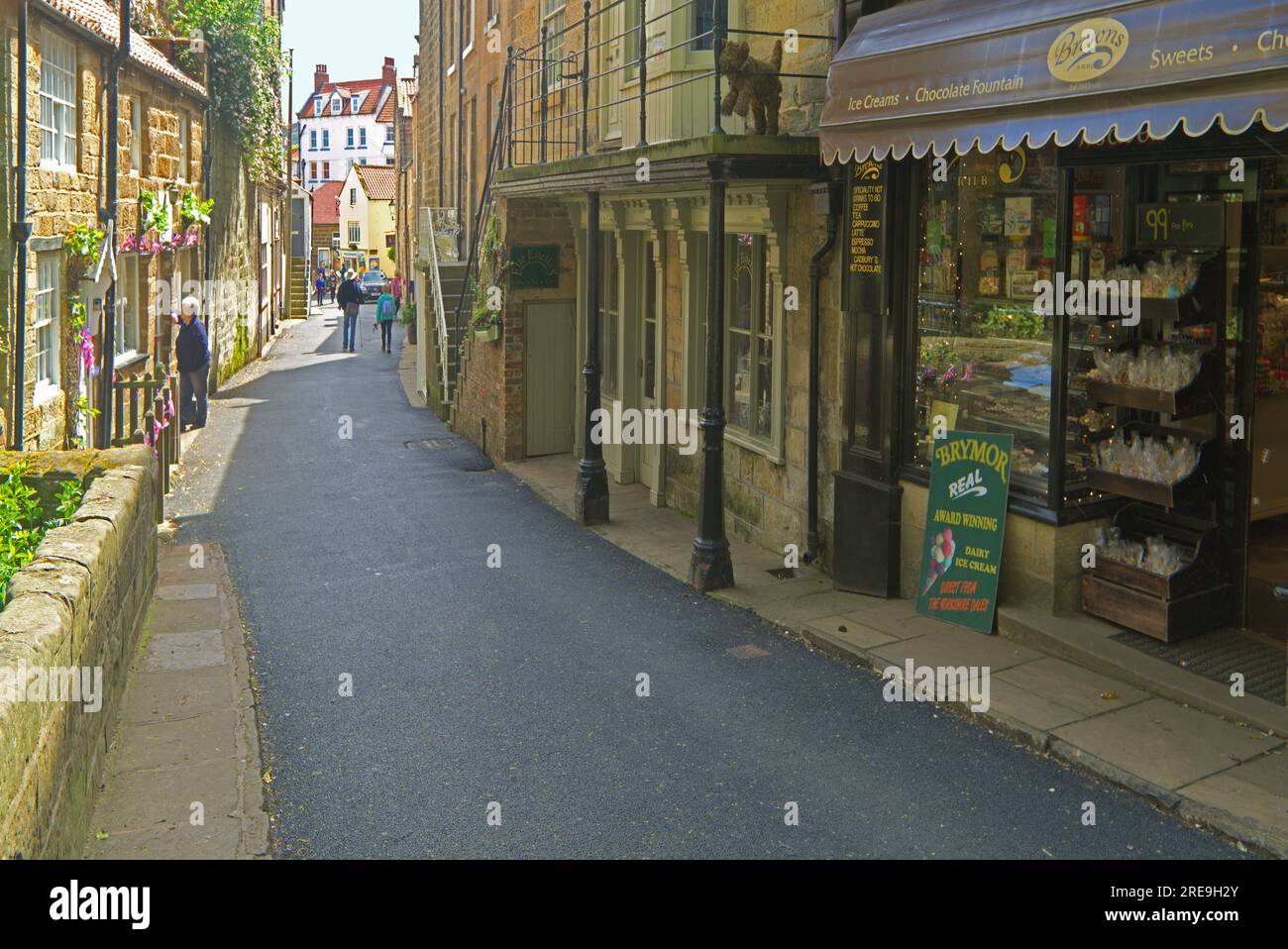 Robin Hood's Bay, donnant sur New Road, aux boutiques et aux boutiques traditionnelles de Browns. Route en bas du parking Bank Top. North Yorkshire, Royaume-Uni Banque D'Images