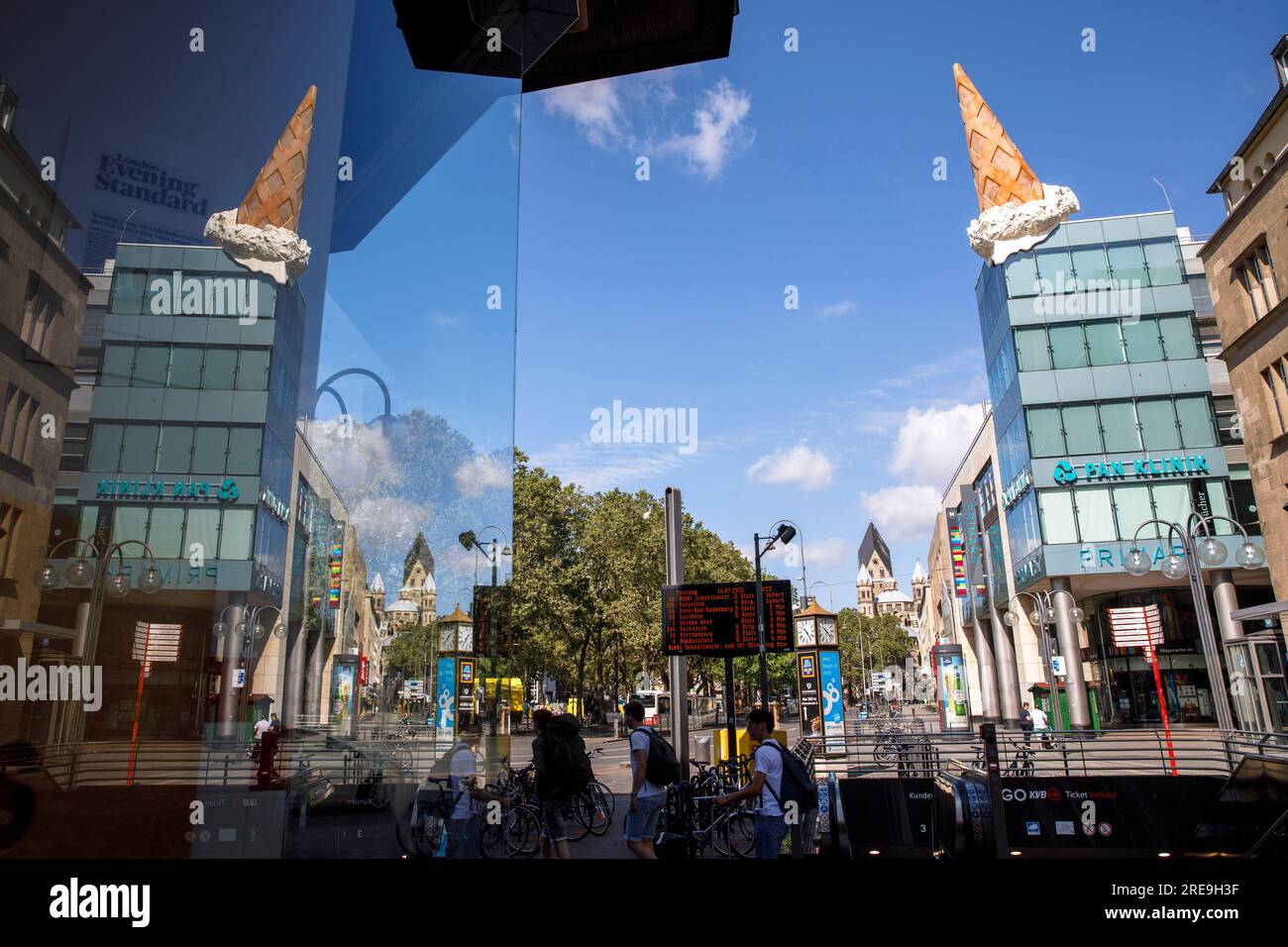 Dropped cone claes oldenburg Banque de photographies et d’images à