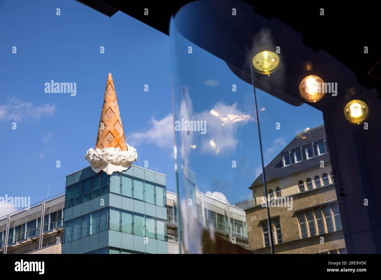 Dropped cone claes oldenburg Banque de photographies et d’images à