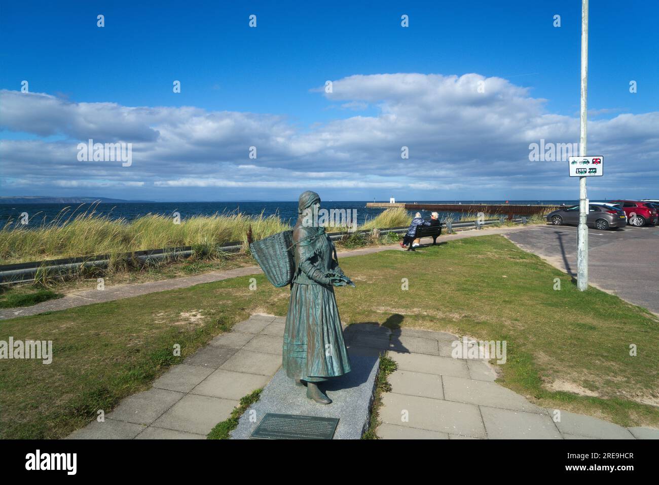 Statue historique de la femme Fisher, mémorial, au port de Nairn. Deux dames plus âgées sur le siège regardant la mer. Nairn, Inverness, Highlands, Écosse, Royaume-Uni Banque D'Images