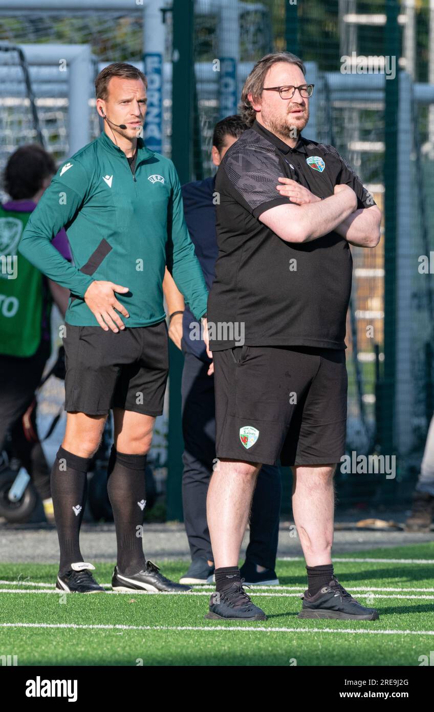 Park Hall, Oswestry, Shropshire, Angleterre, 25 juillet 2023. Craig Harrison, entraîneur des New Saints (TNS), suit le match lors de la saison 2023/2024 du second tour de qualification de l'UEFA Europa Conference League, lors du match New Saints of Oswestry Town & Llansantffraid football Club/The New Saints (TNS) v football Club Swift Hesperange. (Image de crédit : ©Cody Froggatt/Alamy Live News) Banque D'Images