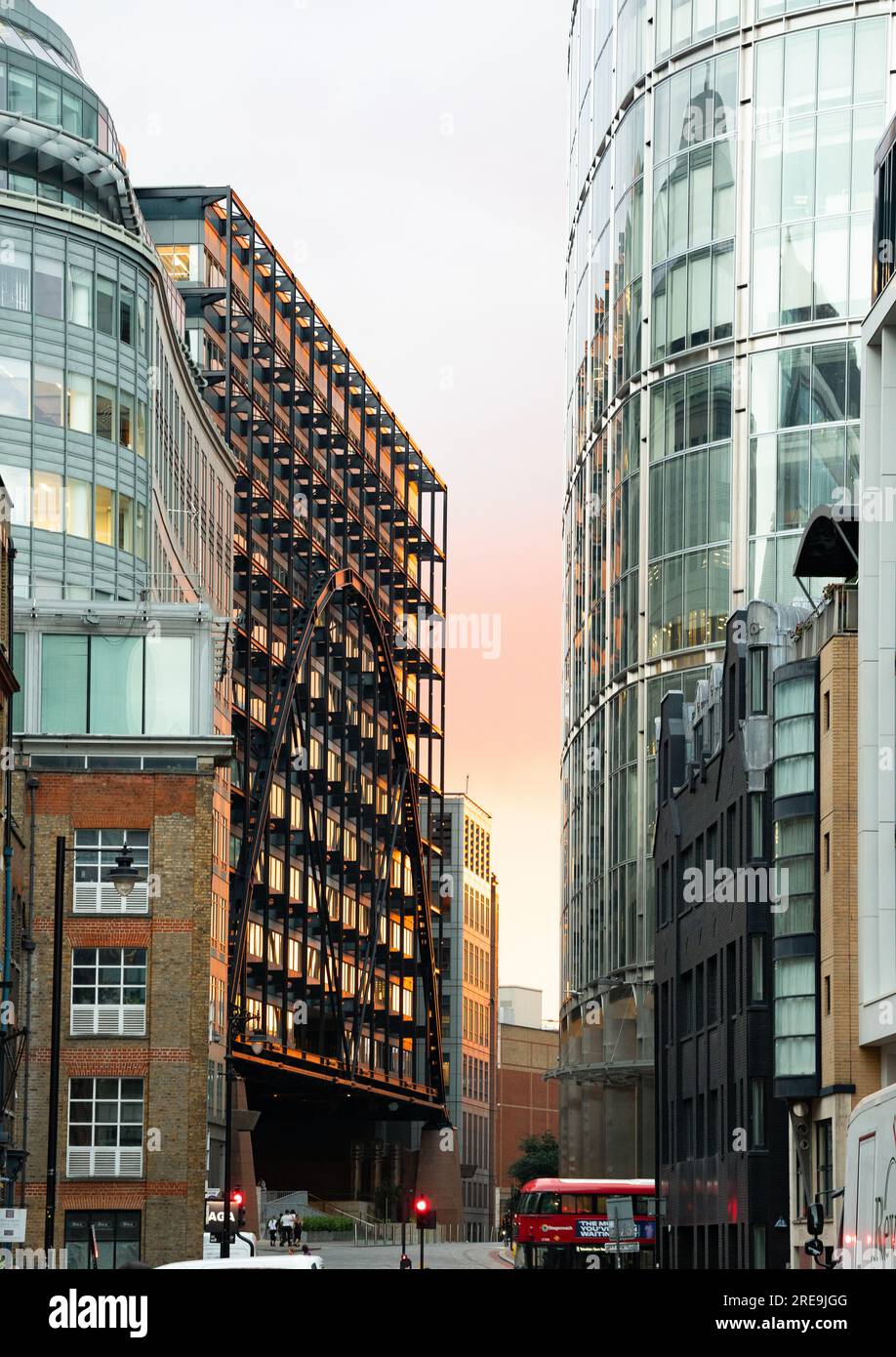 Coucher de soleil reflété sur des bâtiments dans l'est de Londres, Angleterre. Banque D'Images