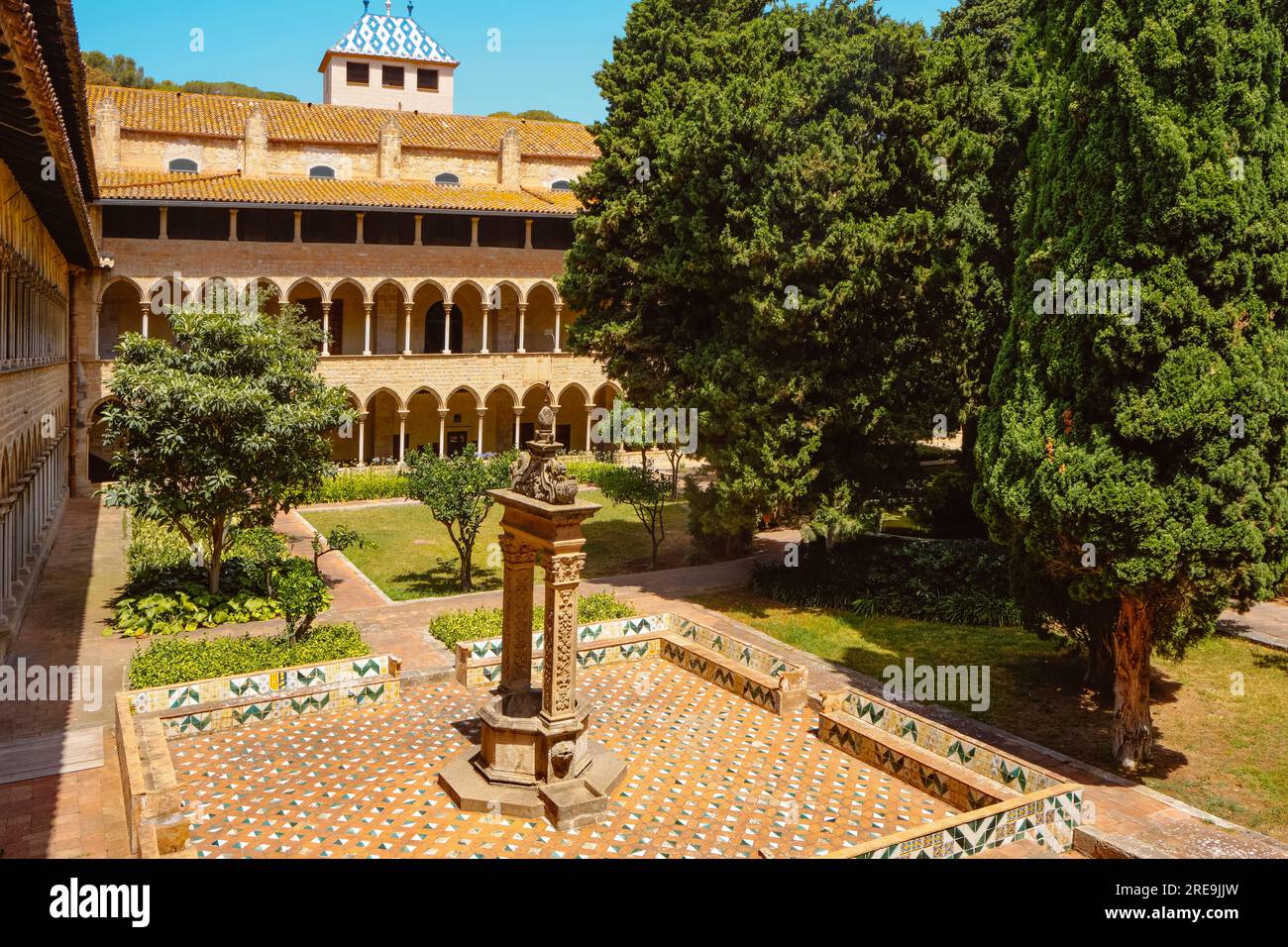 Le cloître du monastère de Pedralbes, à Barcelone, Catalogne, Espagne, un jour d'été Banque D'Images