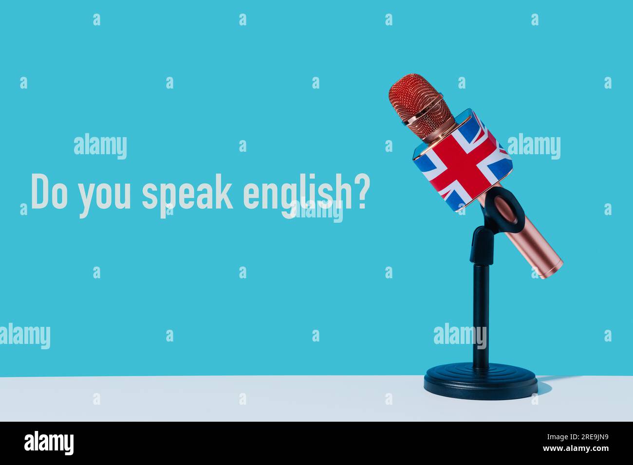 la question parlez-vous anglais et un microphone modelé avec le jack de  l'union, le drapeau du royaume-uni, placé sur un stand noir, sur un b bleu  Photo Stock - Alamy