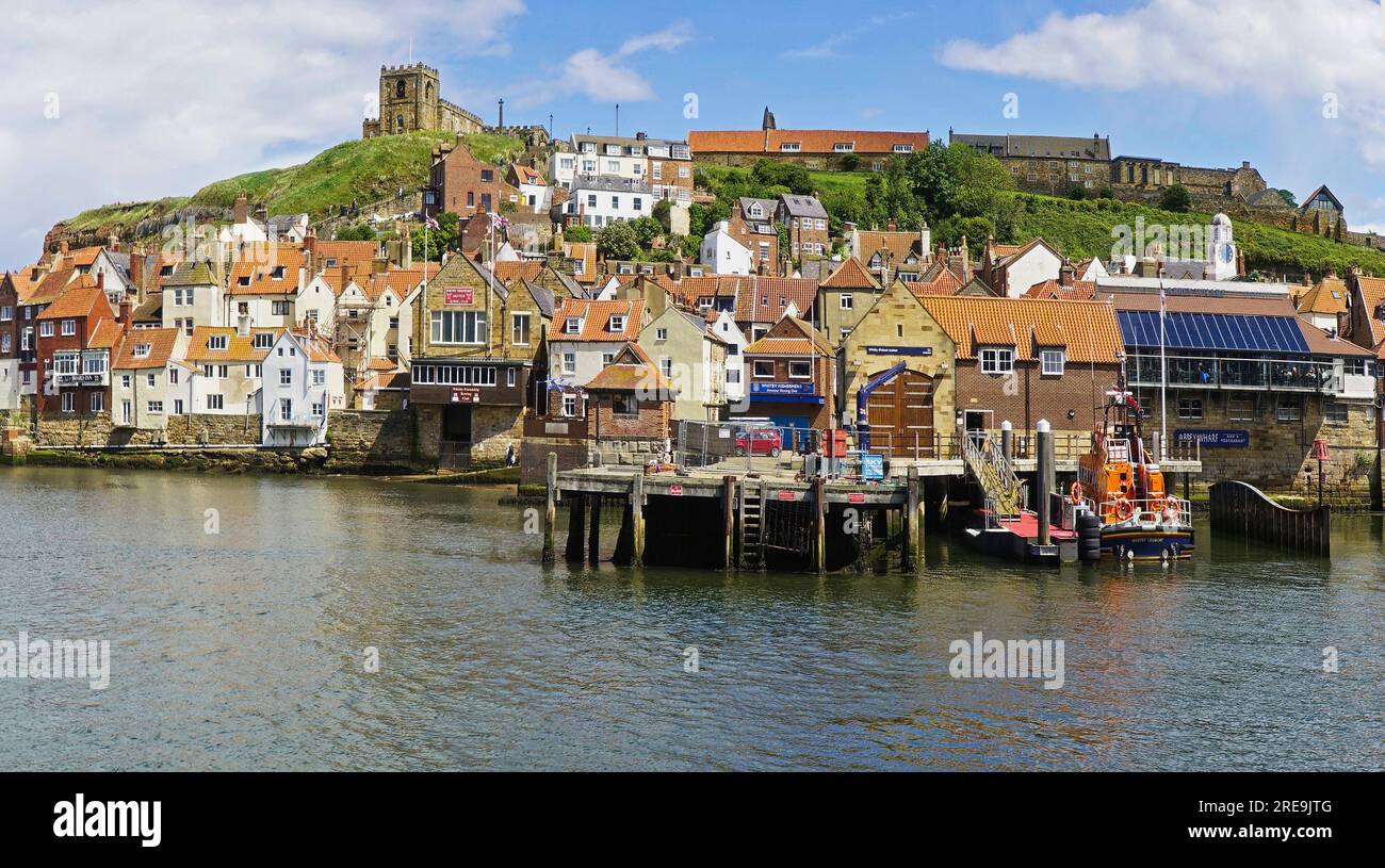 Panorama sur la rivière Esk jusqu'aux ruines de l'abbaye de Whitby sur Tate Hill. Whitby, Côte du Yorkshire du Nord , Angleterre, Royaume-Uni Banque D'Images