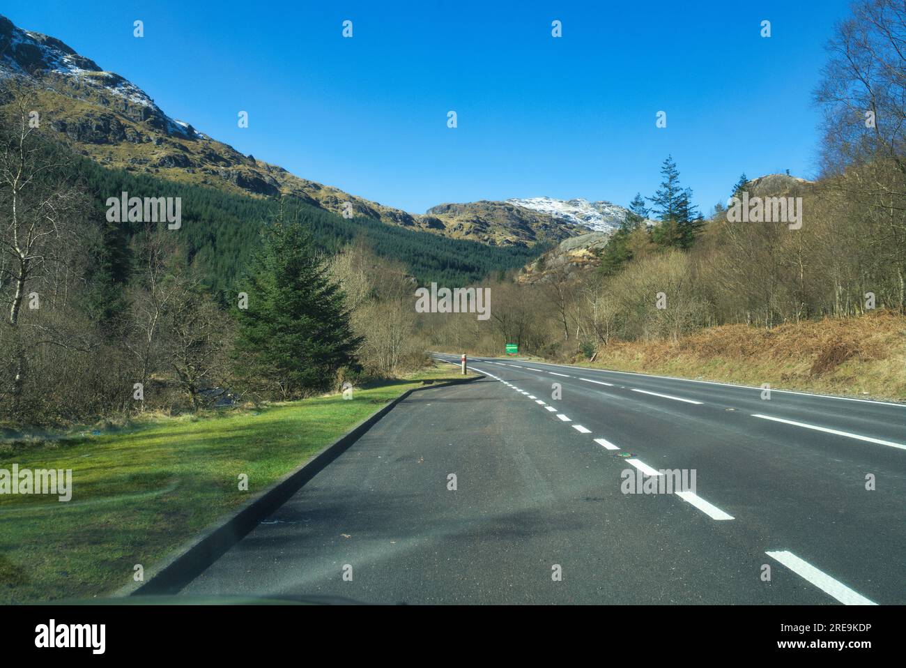 En regardant la A83 le long de Glen Croe, près de célèbre repos et de la colline Be Thankful. Sur le côté ouest du Loch long à Arrochar, Argyle et Bute, Écosse, Royaume-Uni Banque D'Images