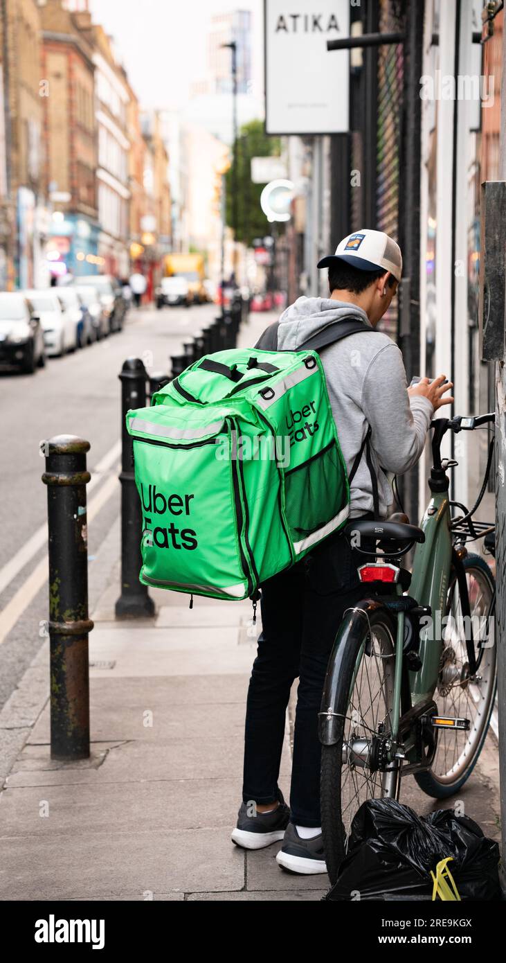 Livraison de Uber Eats à Londres, Angleterre Banque D'Images