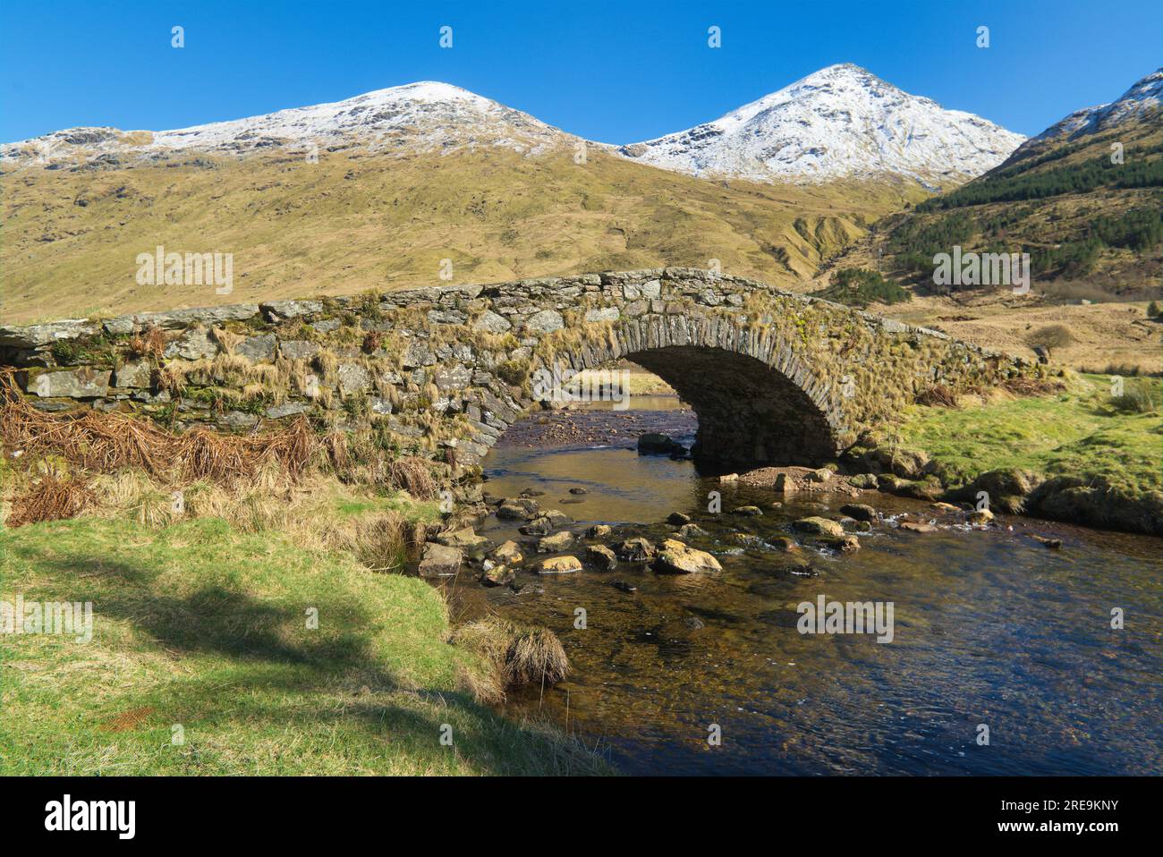 Le célèbre et historique pont de pierre 'Butter Bridge' près du sommet du 'Rest and be Thankful'. Glen Kinglas près d'Arrochar. Argyll et Bute ; Écosse ; Royaume-Uni Banque D'Images