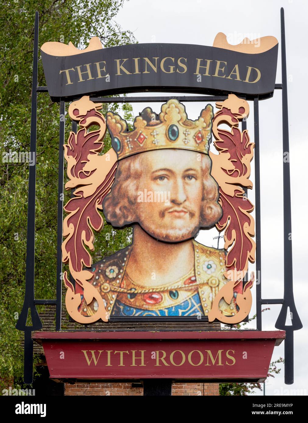 Panneau traditionnel de pub suspendu à la maison publique King's Head, Warwick Road, Wellesbourne, Warwickshire, Angleterre, ROYAUME-UNI Banque D'Images