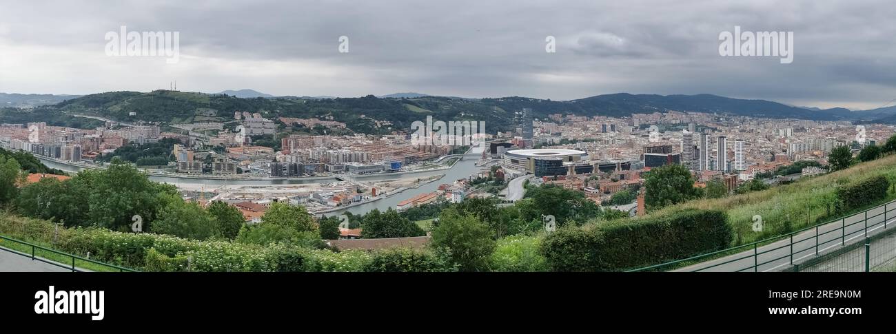 Bilbao Espagne - 07 05 2021 : vue panoramique aérienne sur le centre-ville de Bilbao, la rivière Nervion et les rives de la rivière et des bâtiments emblématiques Banque D'Images
