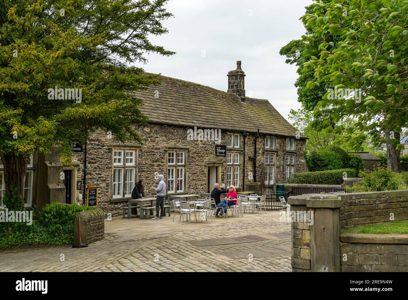 Skipton Castle Shop et information et Clifford Tea Rooms, Skipton Castle, Skipton, North Yorkshire, Angleterre, ROYAUME-UNI Banque D'Images