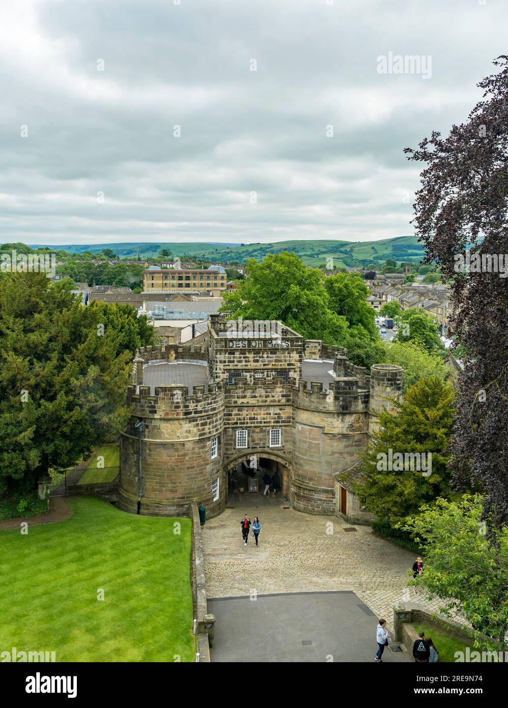 Vue sur la porte d'entrée du château de Skipton et la ville de Skipton au sud des collines lointaines, Skipton, North Yorkshire, Angleterre, Royaume-Uni Banque D'Images
