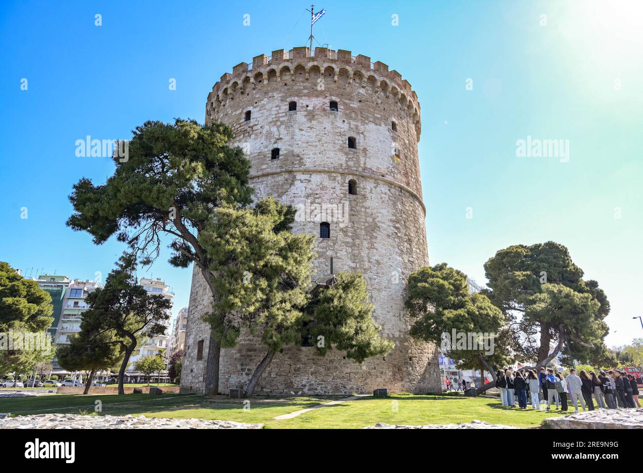 Thessalonique, Grèce, 28 avril 2023 : Tour Blanche dans la ville de Thessalonique, Grèce, célèbre monument et destination de voyage, ciel bleu sur une journée ensoleillée, copie Banque D'Images