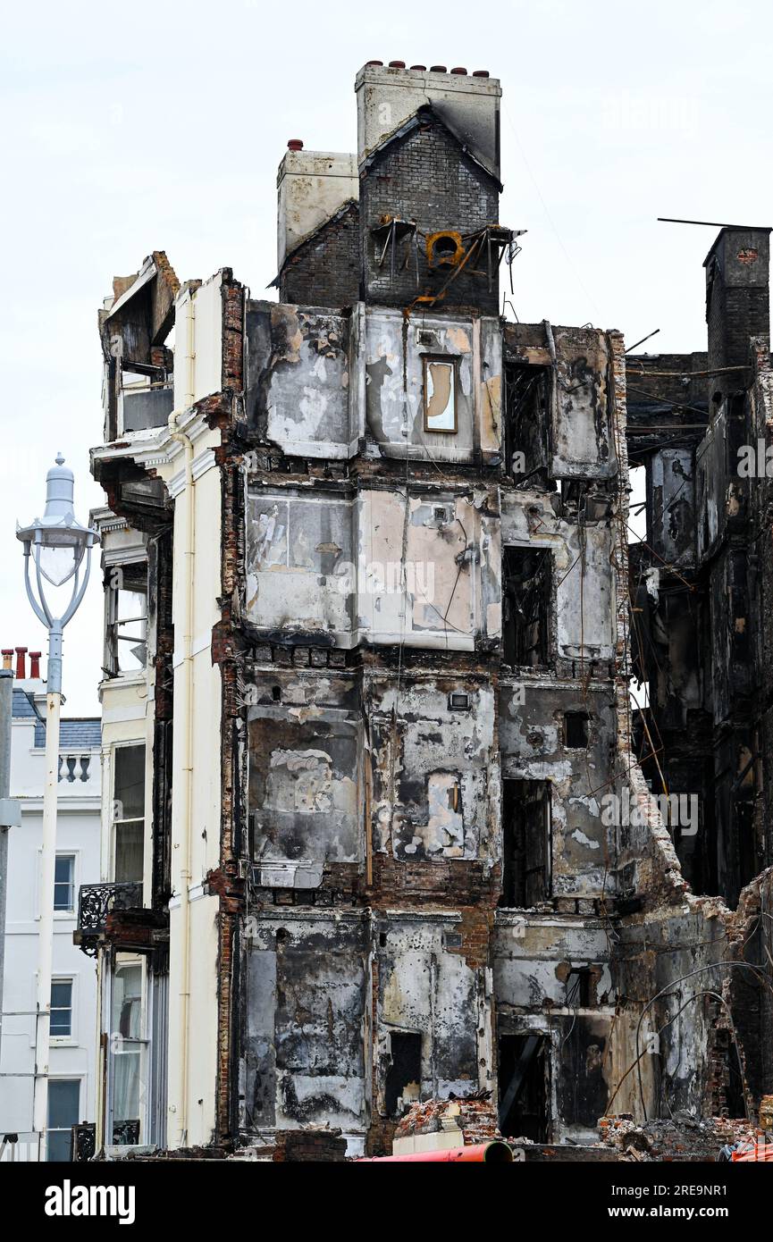 Brighton Royaume-Uni 26 juillet 2023 - chambres brûlées révélées à l'hôtel Royal Albion sur le front de mer de Brighton alors que des travaux de démolition ont lieu après qu'il a été vidé par un incendie plus tôt en juillet : Credit Simon Dack / Alamy Live News Banque D'Images