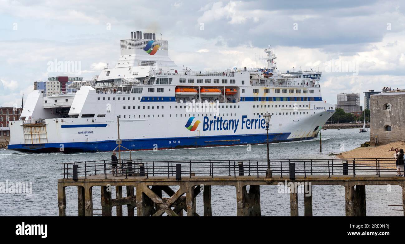 MV Normandie un ferry opéré par Brittany Ferries - entrant dans le port de Portsmouth, Portsmouth, Hampshire, Angleterre, Royaume-Uni Banque D'Images