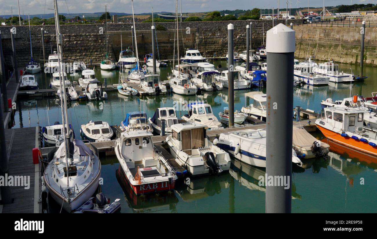 Porthcawl, Bridgend, pays de Galles - juin 19 2023 : le port de plaisance et le port refuge de Porthcawl avec des bateaux de mer de luxe et des yachts Banque D'Images