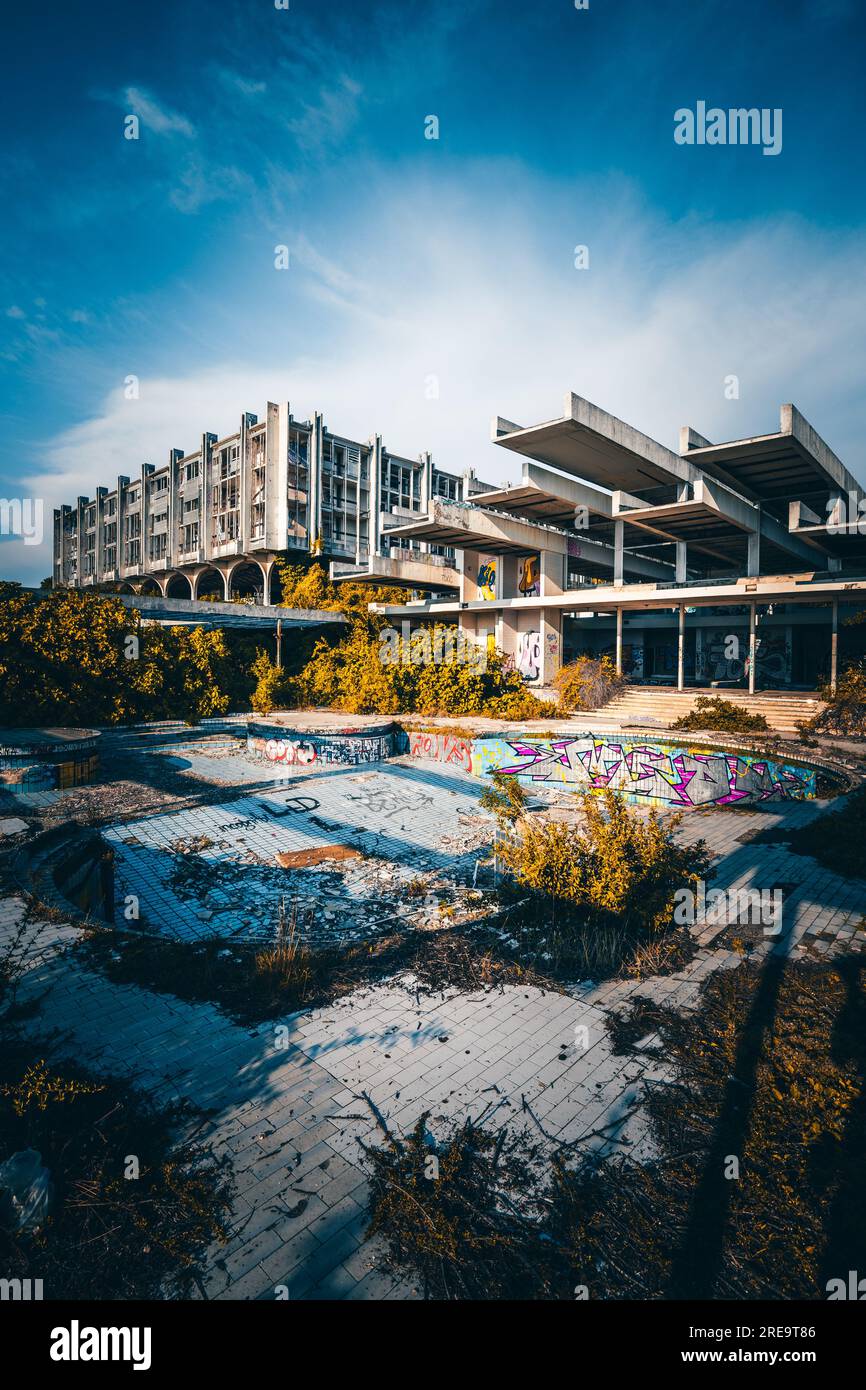 Le Haludovo Palace Hôtel à Malinska sur Krk Croatie. D'abord utilisé comme un hôtel de luxe, plus tard pour le tourisme de masse et comme hébergement de réfugiés, il est maintenant un l Banque D'Images