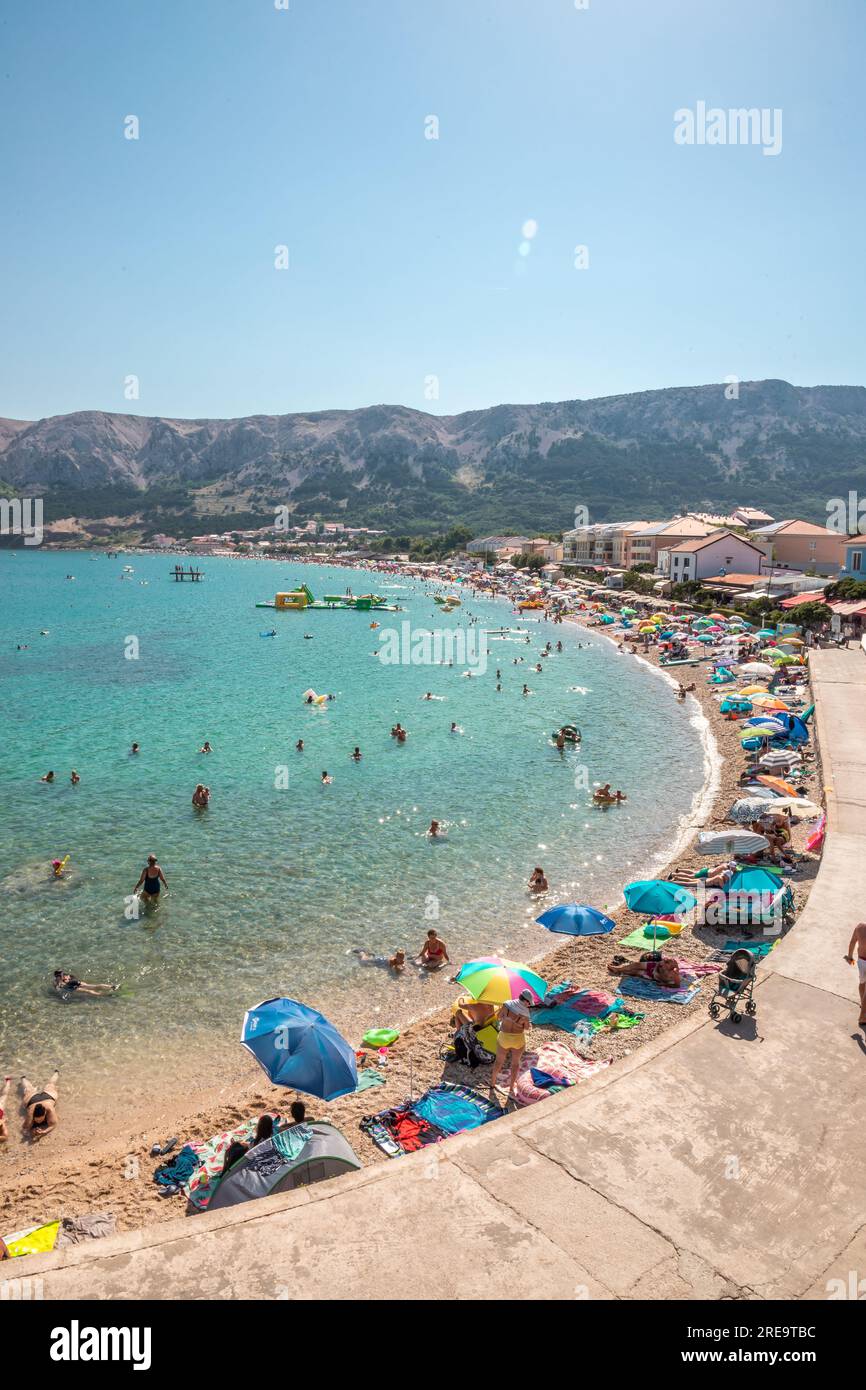 Dawn Serenity à la plage de Baška : une matinée fascinante sur le rivage. Banque D'Images