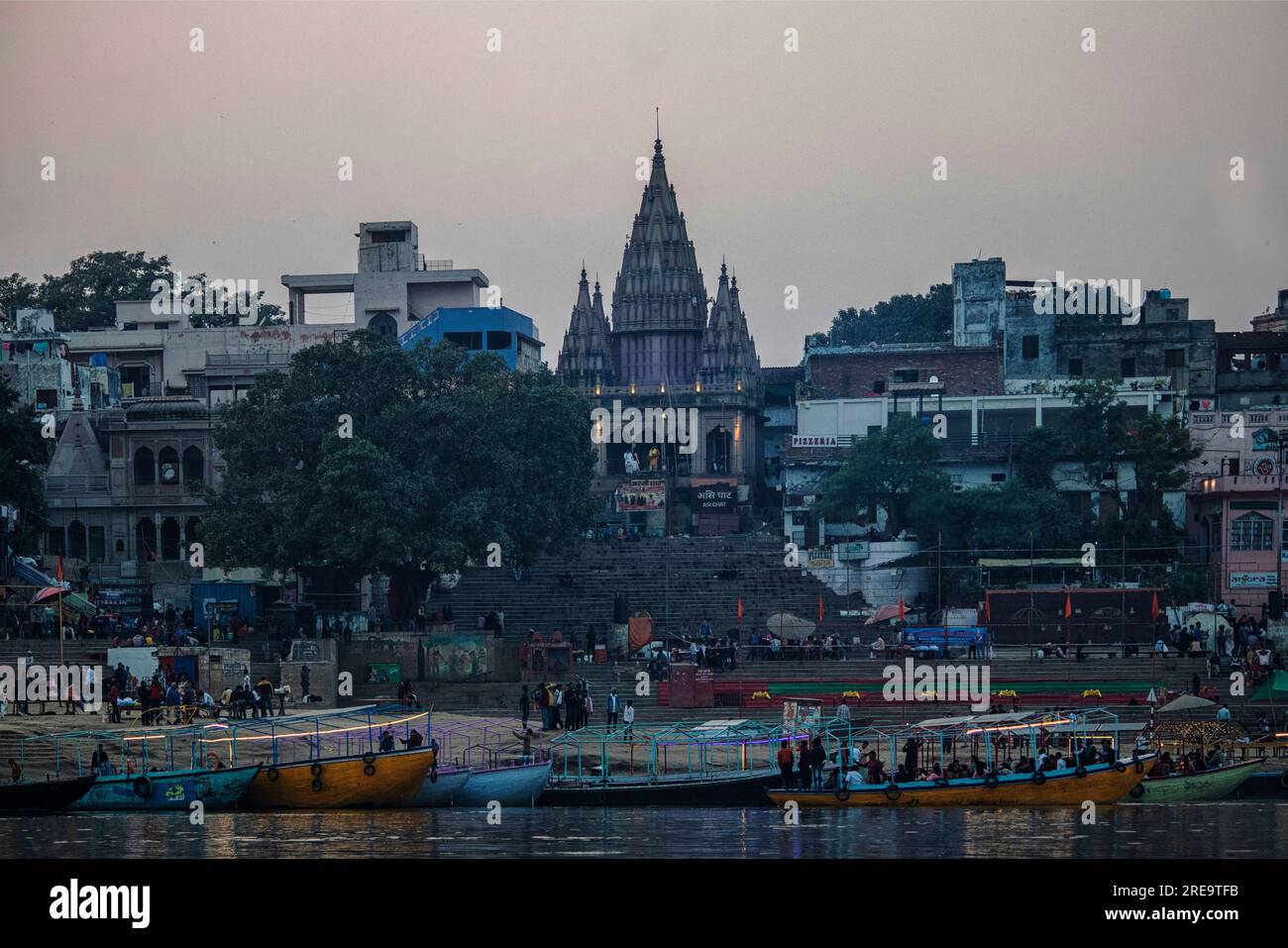 Les gens préparent des bûchers funéraires à Varanasi sur les rives du Gange, qui est l'une des plus anciennes villes continuellement habitées dans le monde, et la plus sainte des sept villes sacrées de l'hindouisme. Chaque jour, à Manikarnika Ghat, le ghat de crémation le plus grand et le plus propice, environ 100 corps sont incinérés sur des bûchers en bois le long du bord de la rivière. On dit que la flamme éternelle qui alimente les feux brûle depuis des siècles maintenant. Varanasi, Inde. Banque D'Images