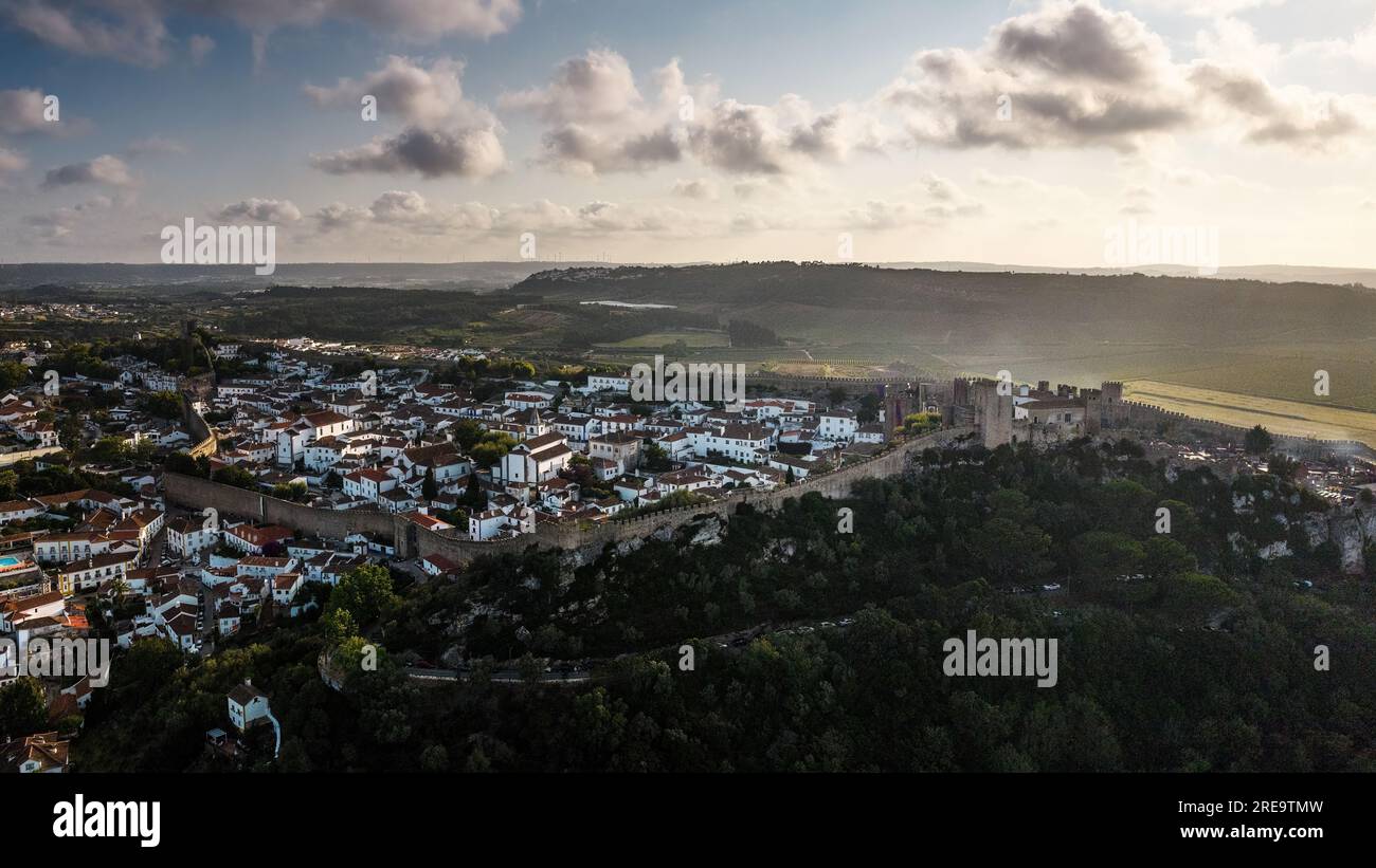 Vue aérienne par drone de la ville fortifiée historique d'Obidos au coucher du soleil, près de Lisbonne, Portugal Banque D'Images