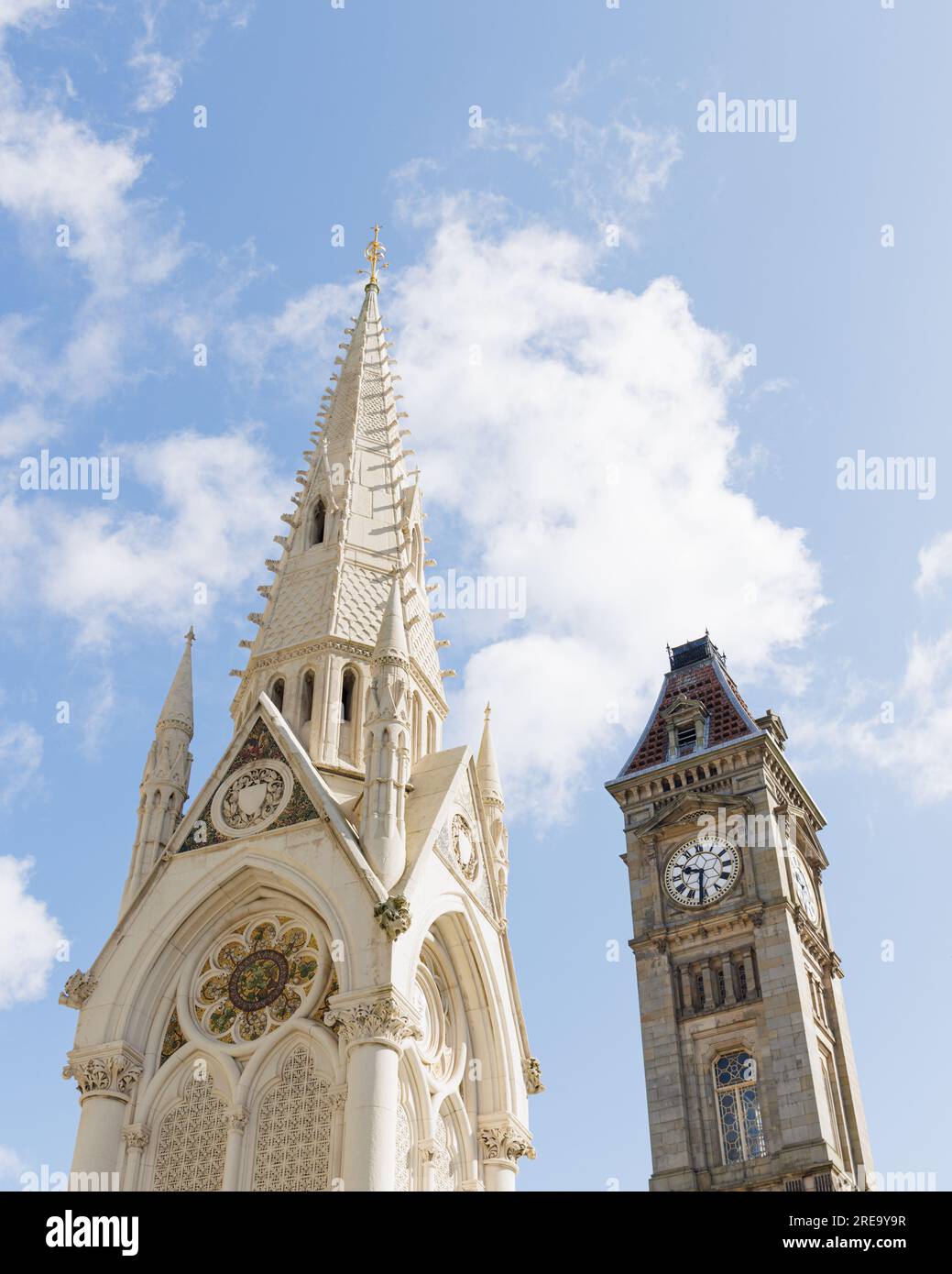 Birmingham, West Midlands, Royaume-Uni - juillet 2023 : le blanc Chamberlain Memorial et la tour de l'horloge du Birmingham Museum & Art Gallery pointent vers le ciel. Banque D'Images