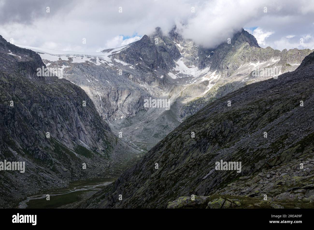 La haute vallée de l'Adamé. Pentes rocheuses lissées par glacier. Adamello Park. Alpes italiennes. Europe. Banque D'Images