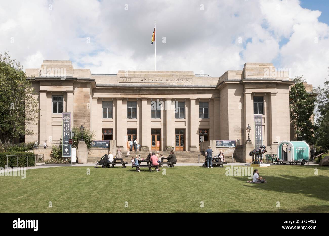 Les gens assis devant le Great North Museum, ou Hancock Museum, à Newcastle upon Tyne, Angleterre, Royaume-Uni Banque D'Images