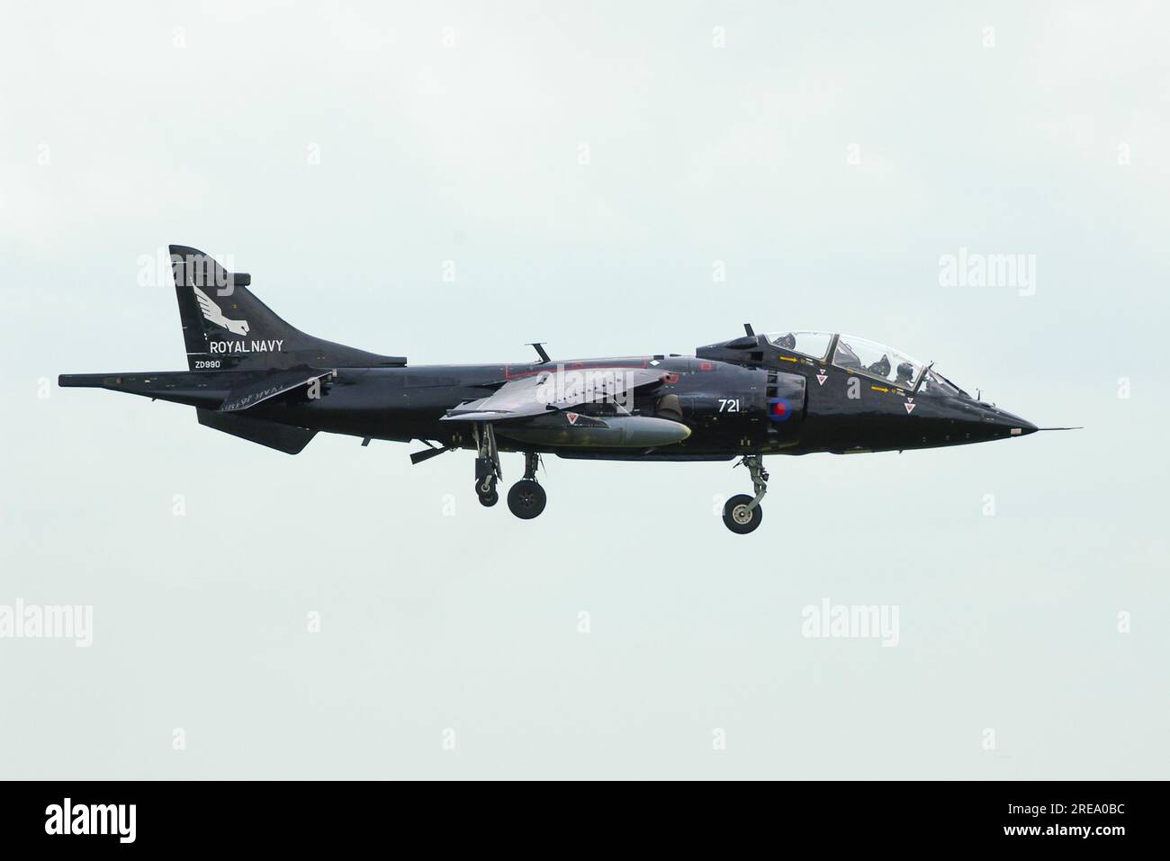 Hawker Siddeley Harrier T8 avion de chasse à réaction ZD990 atterrissant à RAF Waddington pour le salon aéronautique international, Royaume-Uni. Version d'entraînement naval de Harrier jet Banque D'Images