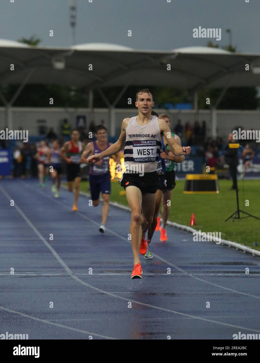 Manchester, Angleterre 8 juillet 2023 Championnats du Royaume-Uni d'athlétisme et épreuve de trial pour les Championnats du monde à Budapest. James WEST, vainqueur du 5000m hommes, franchit la ligne de victoire l'événement a eu lieu à la Manchester Regional Arena, Angleterre ©GED Noonan/Alamy Banque D'Images