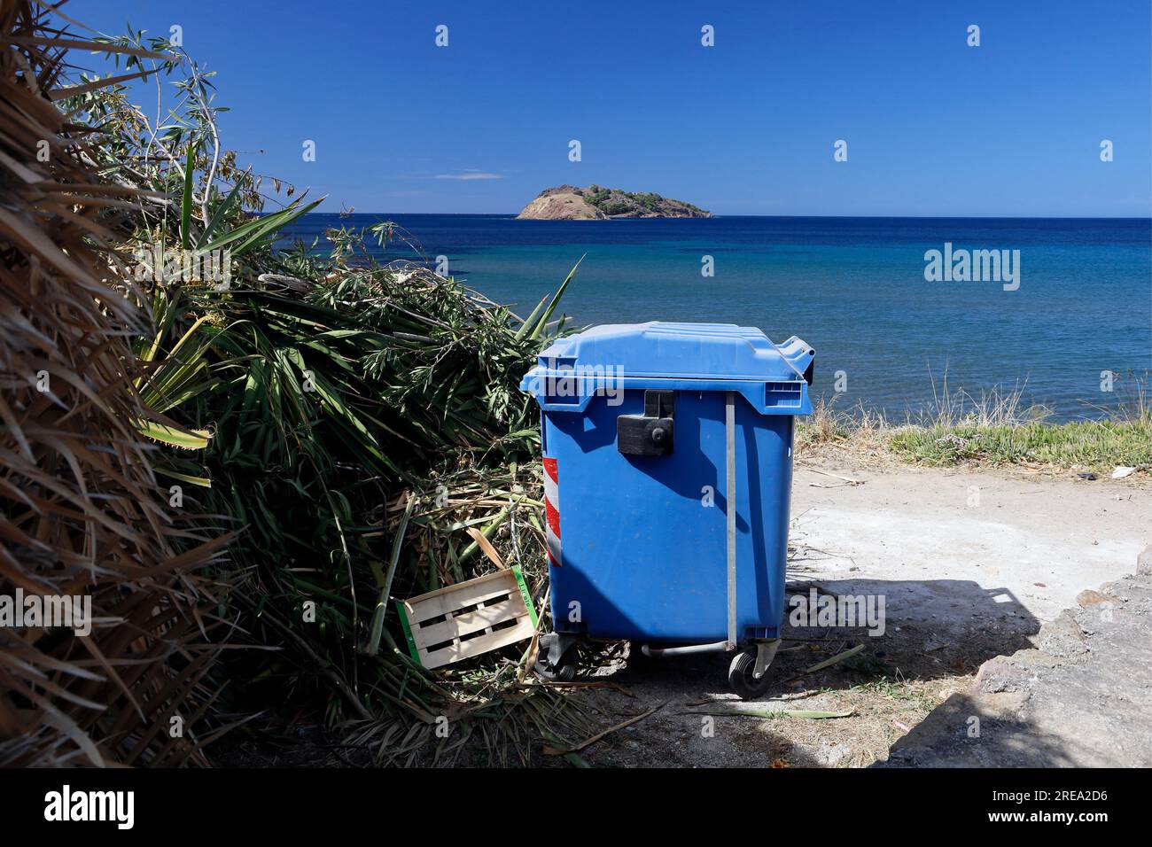 Bennes à roues bleues au bord de la mer, Grèce Banque D'Images