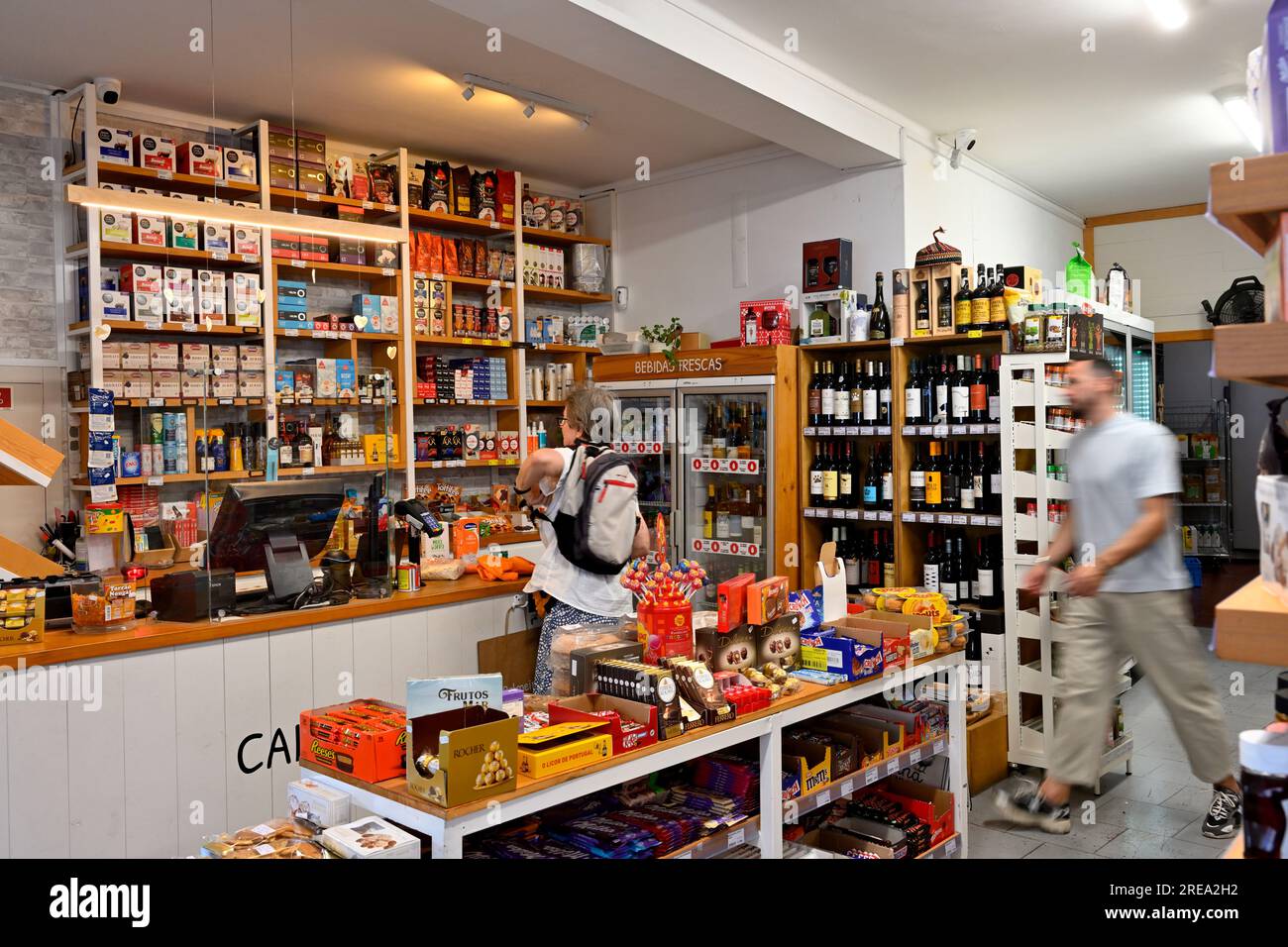 A l'intérieur petit supermarché (Mini Mercado) avec des étagères remplies de nourriture, Portugal Banque D'Images