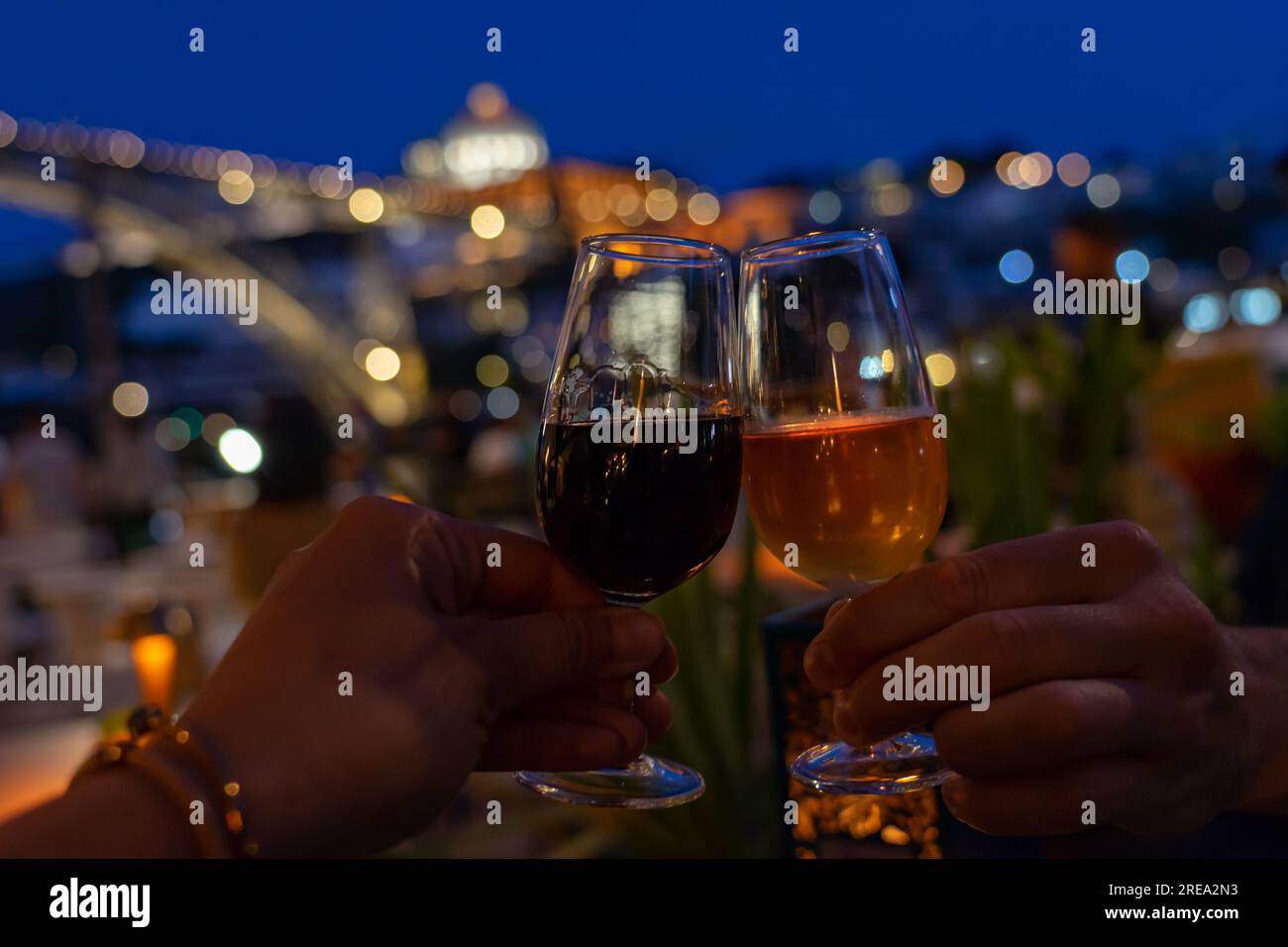 Toast romantique avec du vin de Porto à Porto Portugal dans la soirée dans un restaurant . Banque D'Images