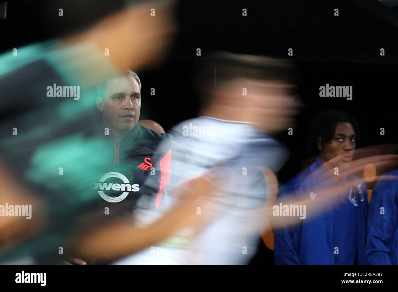 Swansea, Royaume-Uni. 25 juillet 2023. Michael Duff, l'entraîneur-chef de Swansea City regarde. Match amical de pré-saison, Swansea City contre Bristol Rovers au Swansea.com Stadium à Swansea, pays de Galles, le mardi 25 juillet 2023. Cette image ne peut être utilisée qu'à des fins éditoriales. Usage éditorial uniquement, photo par Andrew Orchard/Andrew Orchard photographie sportive/Alamy Live News crédit : Andrew Orchard photographie sportive/Alamy Live News Banque D'Images