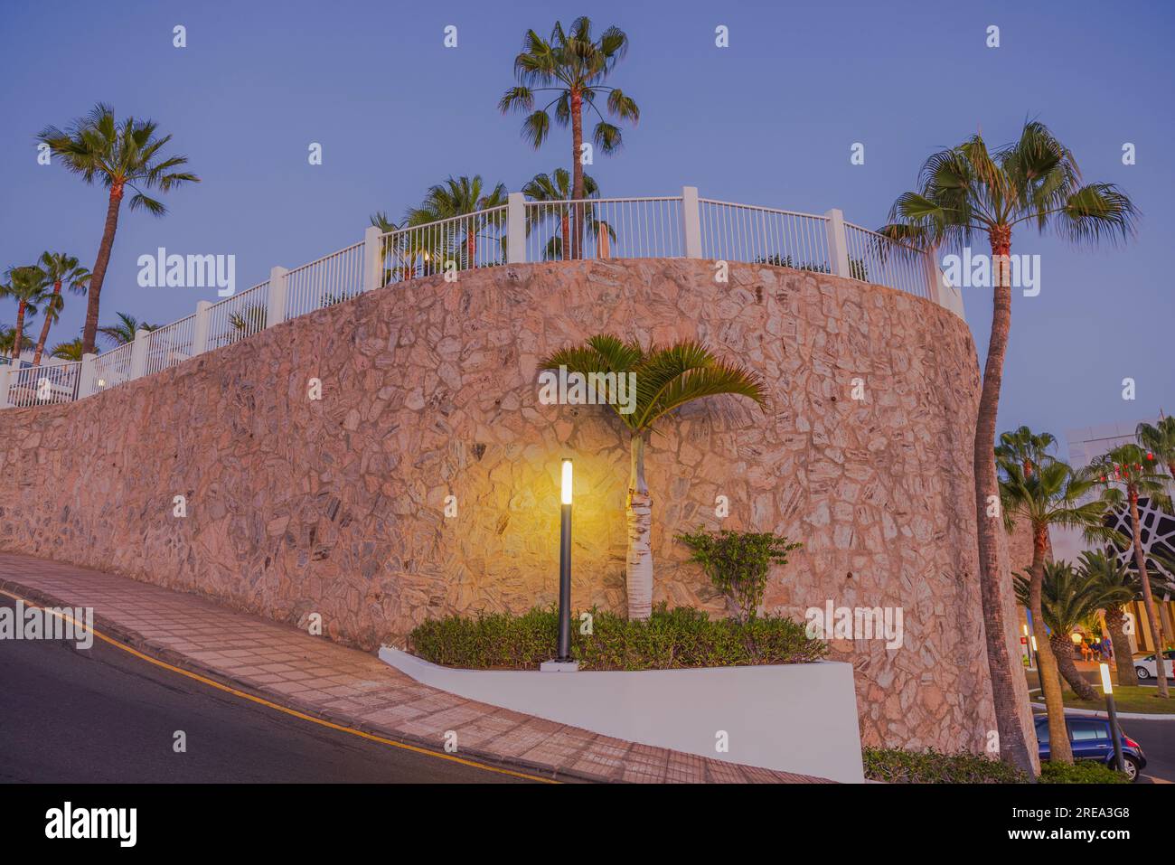 Vue de la belle colline conçue sur fond bleu de ciel de nuit. Gran Canaria, Espagne. Banque D'Images