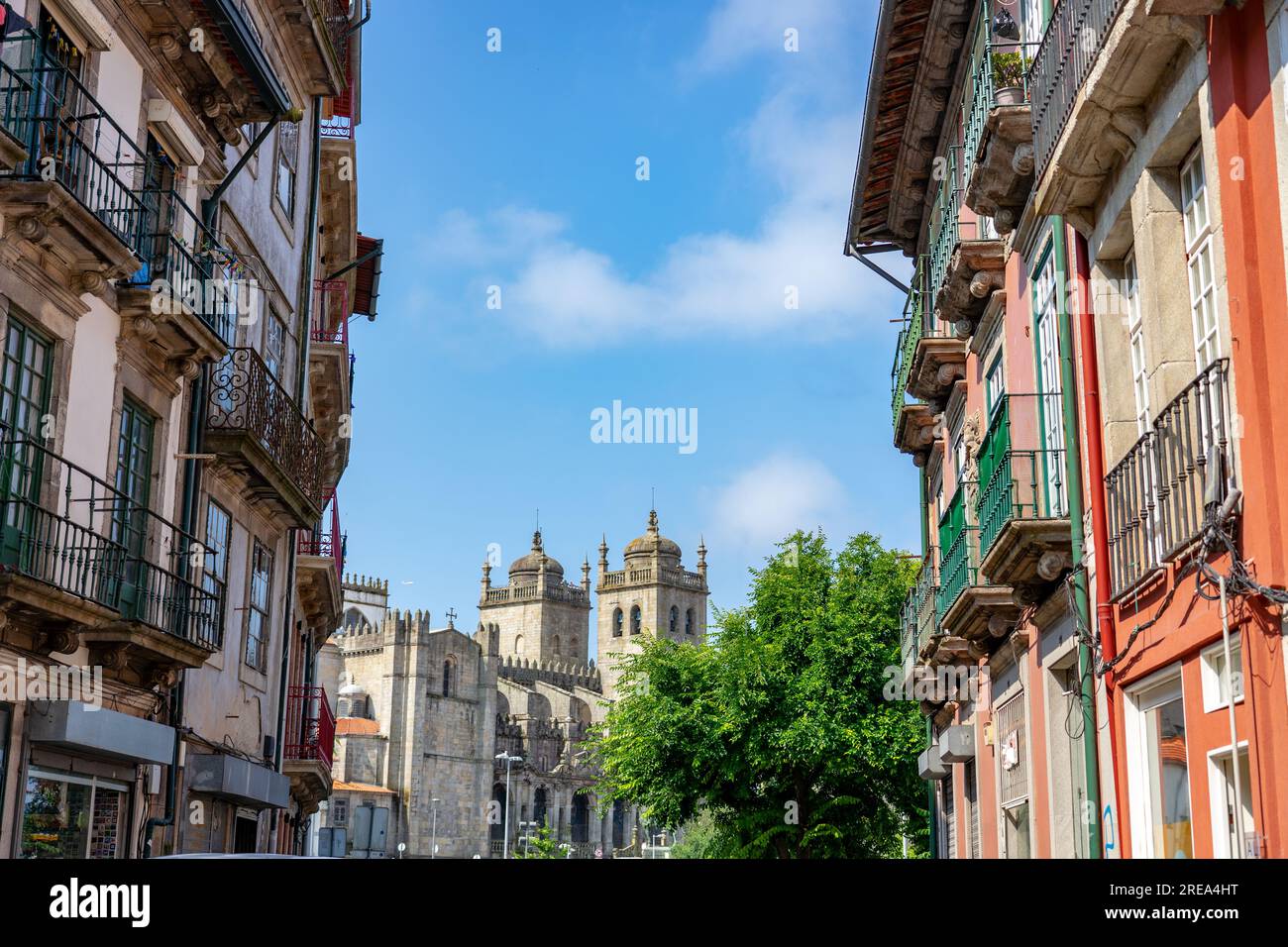 Cathédrale à se Porto Potrugal avec des bâtiments colorés. Banque D'Images