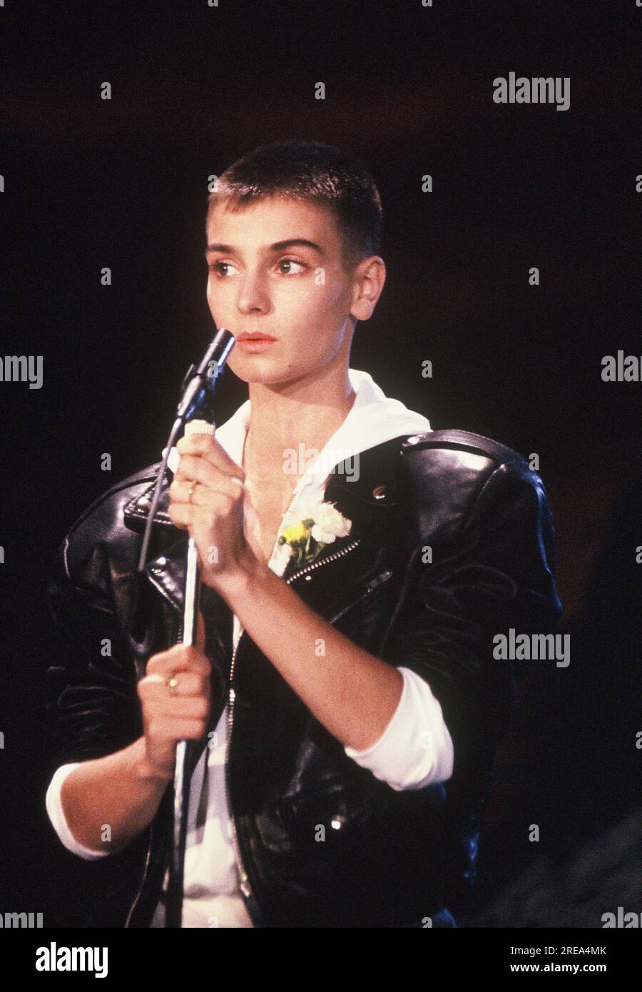 CLASSÉ - 16 mars 1990, Rhénanie du Nord-Westphalie, Cologne : le chanteur Sinead O'Connor ( Shuhada' Sadaqat ) lors d'une apparition télé le 16.03.1990 photo : Horst Galuschka/dpa Banque D'Images