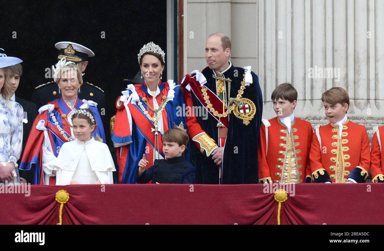 La photo doit être créditée ©Alpha Press 078237 06/05/2023 Prince George de Cambridge, Lord Oliver Cholmondeley, Prince William Prince de Galles Duc de Cambridge et Kate Princesse de Galles Catherine Katherine Duchesse de Cambridge Middleton, Princesse Charlotte de Cambridge, Prince Louis de Cambridge, Vicomte Severn James Alexander Philip Theo Mountbatten Windsor, Sophie Comtesse de Wessex Duchesse d'Édimbourg sur le balcon du palais de Buckingham après le couronnement du roi Charles III et de la reine Camilla à Londres Banque D'Images