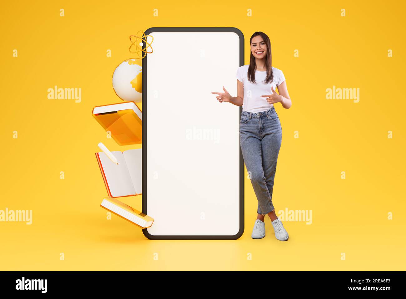 Jeune femme joyeuse pointant vers Big Phone sur fond jaune Banque D'Images