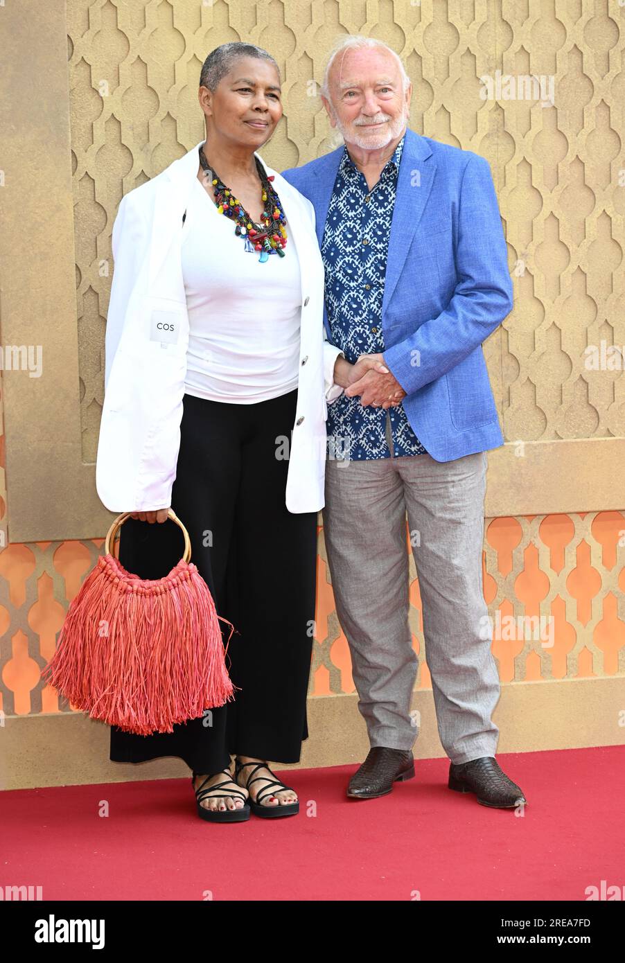 La photo doit être créditée ©Alpha Press 085000 26/06/2023 Paul Freeman et son épouse Maggie Scott Indiana Jones et le Dial of Destiny UK première à Londres Banque D'Images