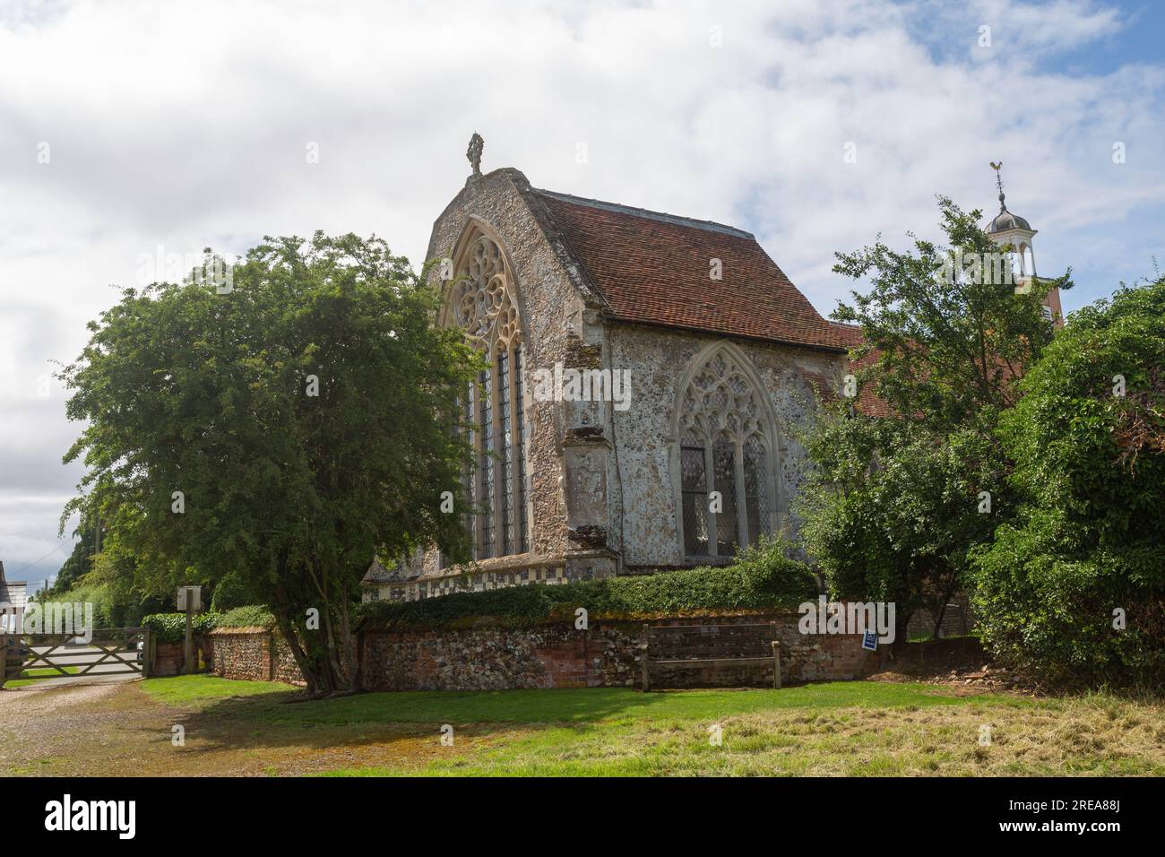 Sentier du patrimoine local - vue extérieure de l'église St Marys dans le charmant village de Tilty dans l'Essex, en Grande-Bretagne. L'église se dresse sur le site d'un ancien Banque D'Images