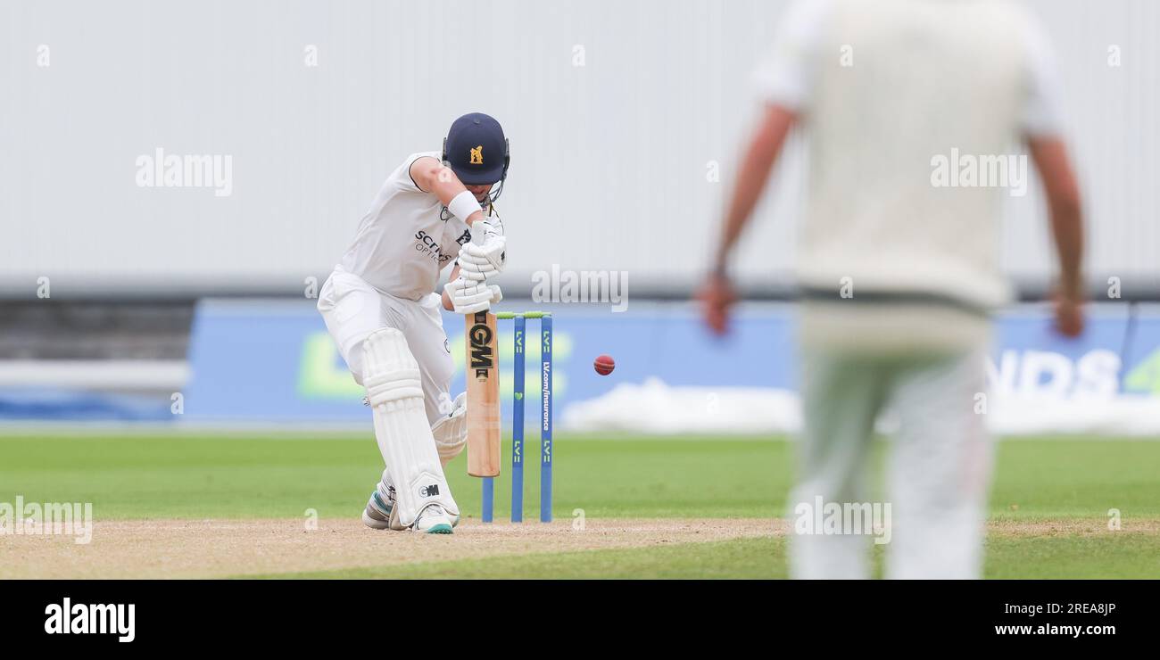 Jacob Bethell bat pour le Warwickshire à Birmingham, au Royaume-Uni, le 26 juillet 2023, lors du LV= Insurance County Championship match entre le Warwickshire Banque D'Images