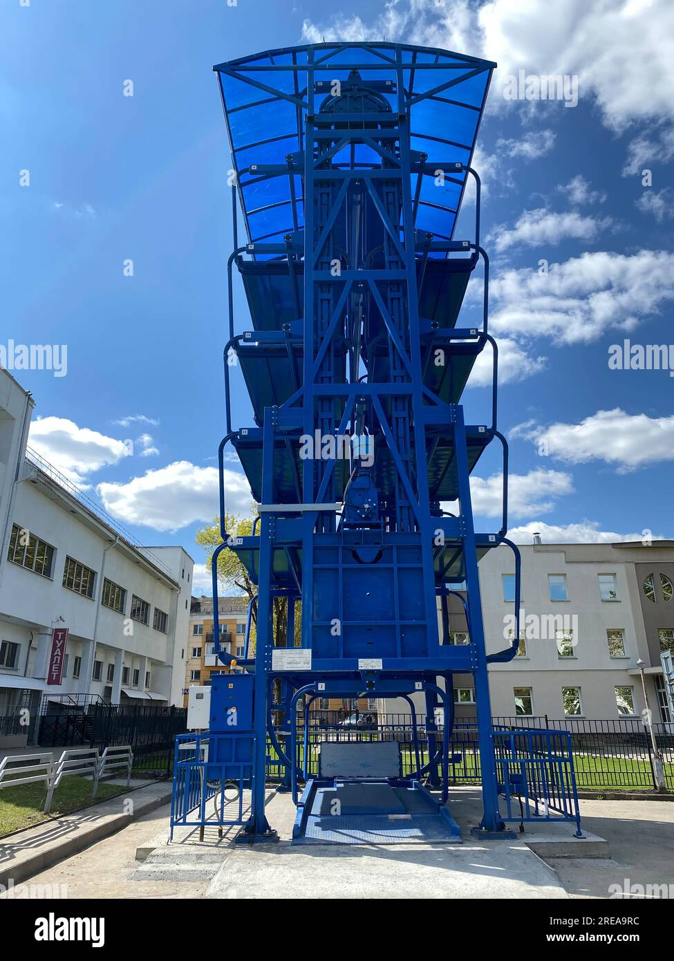Mogilev, Biélorussie - 8 mai 2023 : système de stationnement de palettes. Conception compacte pour garer des véhicules verticalement au-dessus du sol Banque D'Images