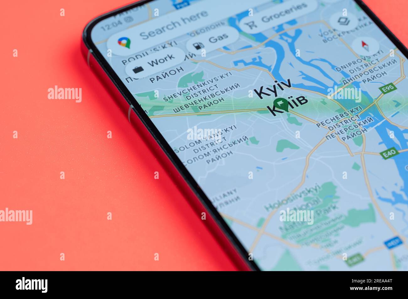 New York, États-Unis - 21 juillet 2023 : Kyiv distribution du trafic automobile dans google maps sur écran smartphone vue rapprochée avec fond rouge Banque D'Images
