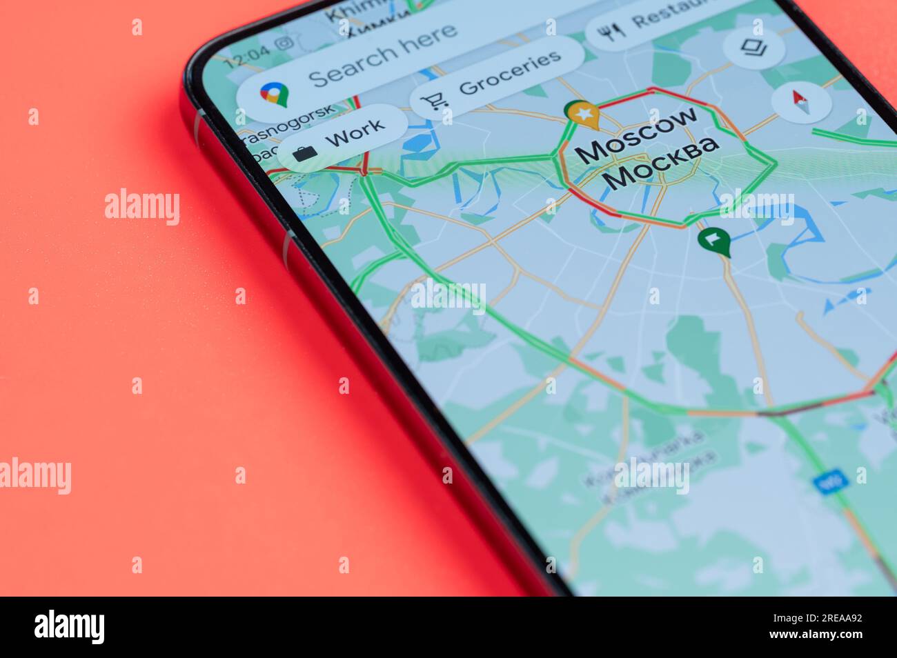 New York, États-Unis - 21 juillet 2023 : distribution du trafic automobile de Moscou dans google maps sur écran de smartphone vue rapprochée avec fond rouge Banque D'Images