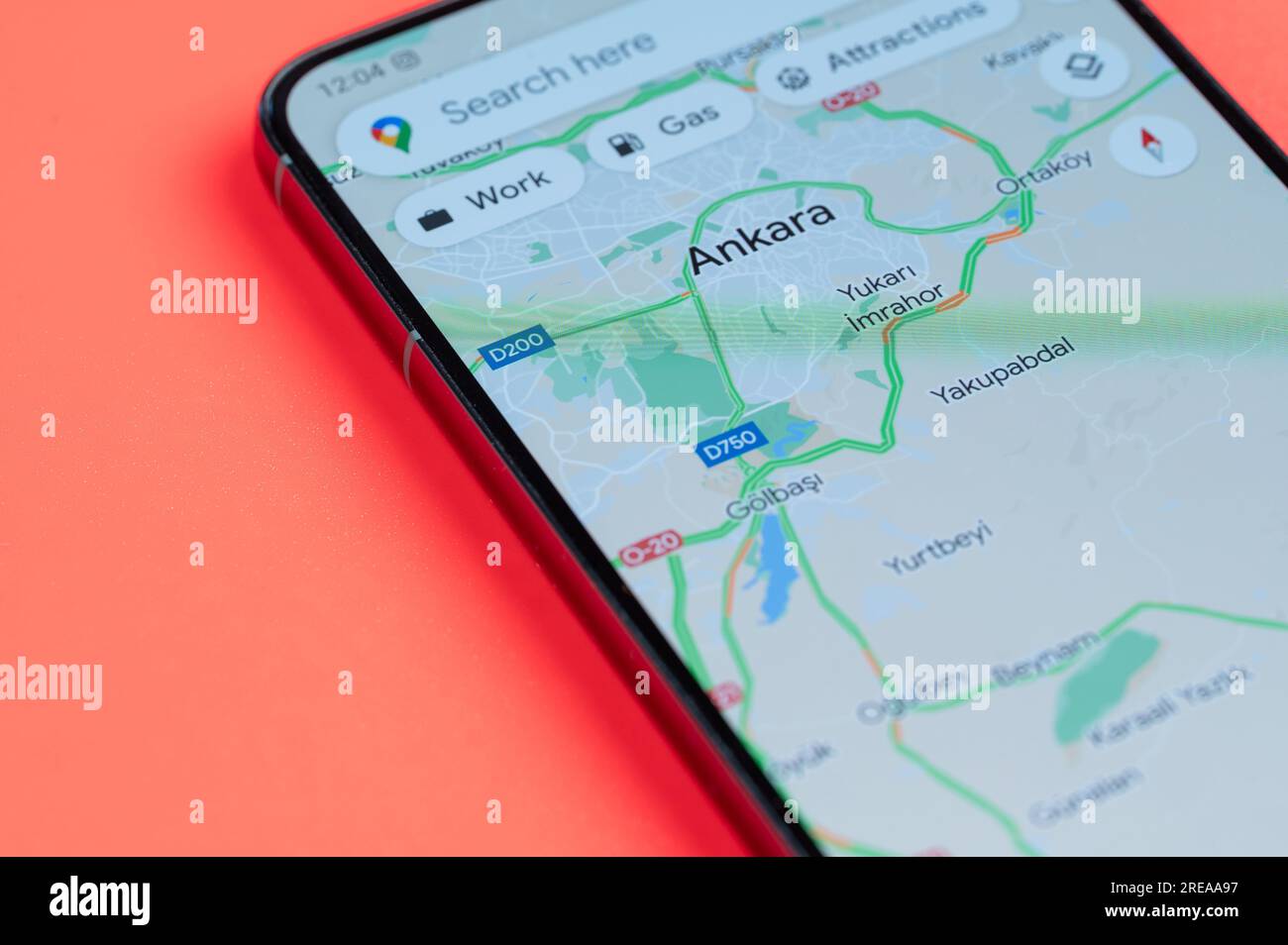 New York, États-Unis - 21 juillet 2023 : Ankara distribution du trafic automobile dans google maps sur écran smartphone vue rapprochée avec fond rouge Banque D'Images